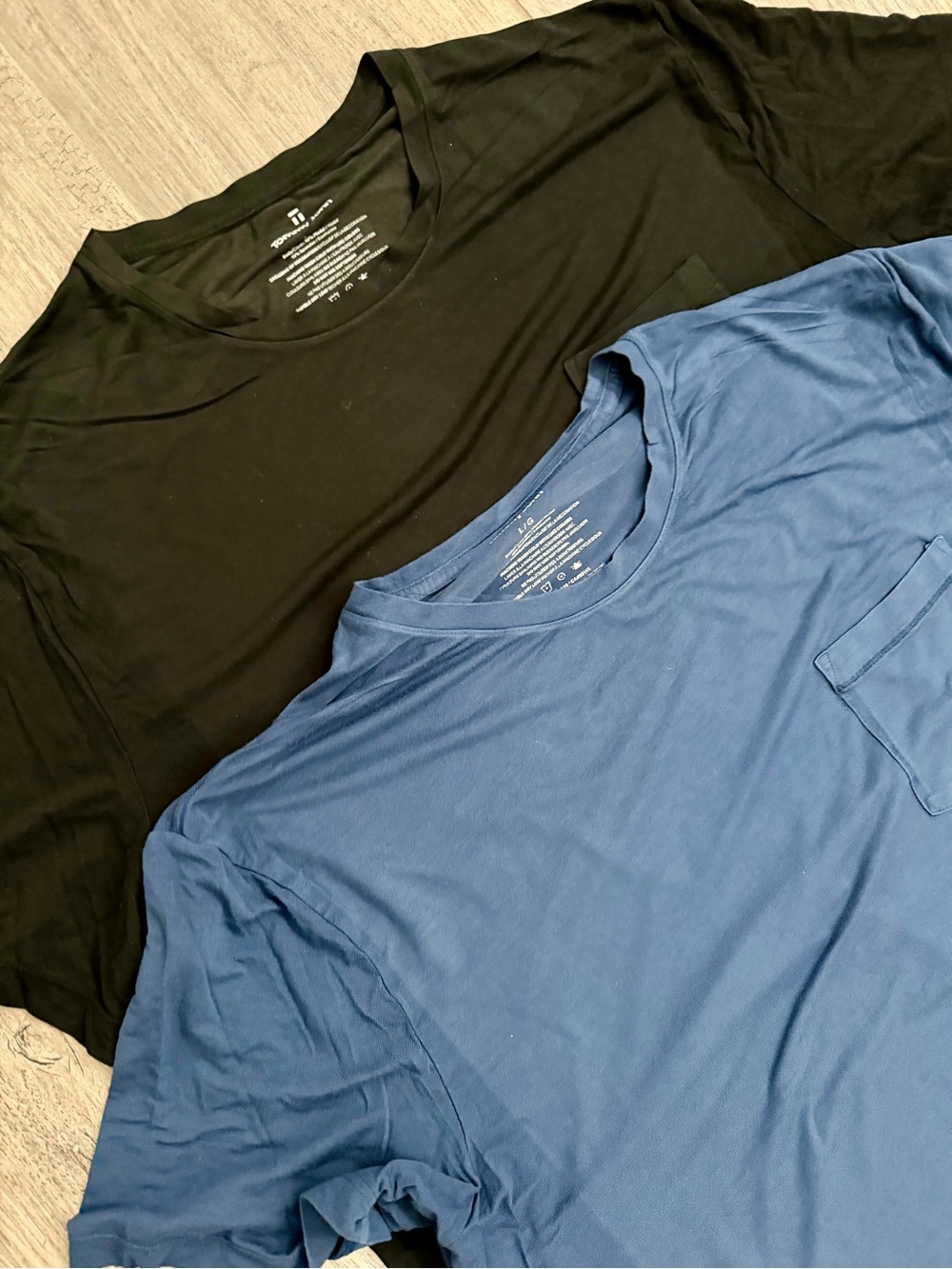 Tommy John Short Sleeve Dtay Tucked Pocket Tees in Black & Blue Lot of 2 New